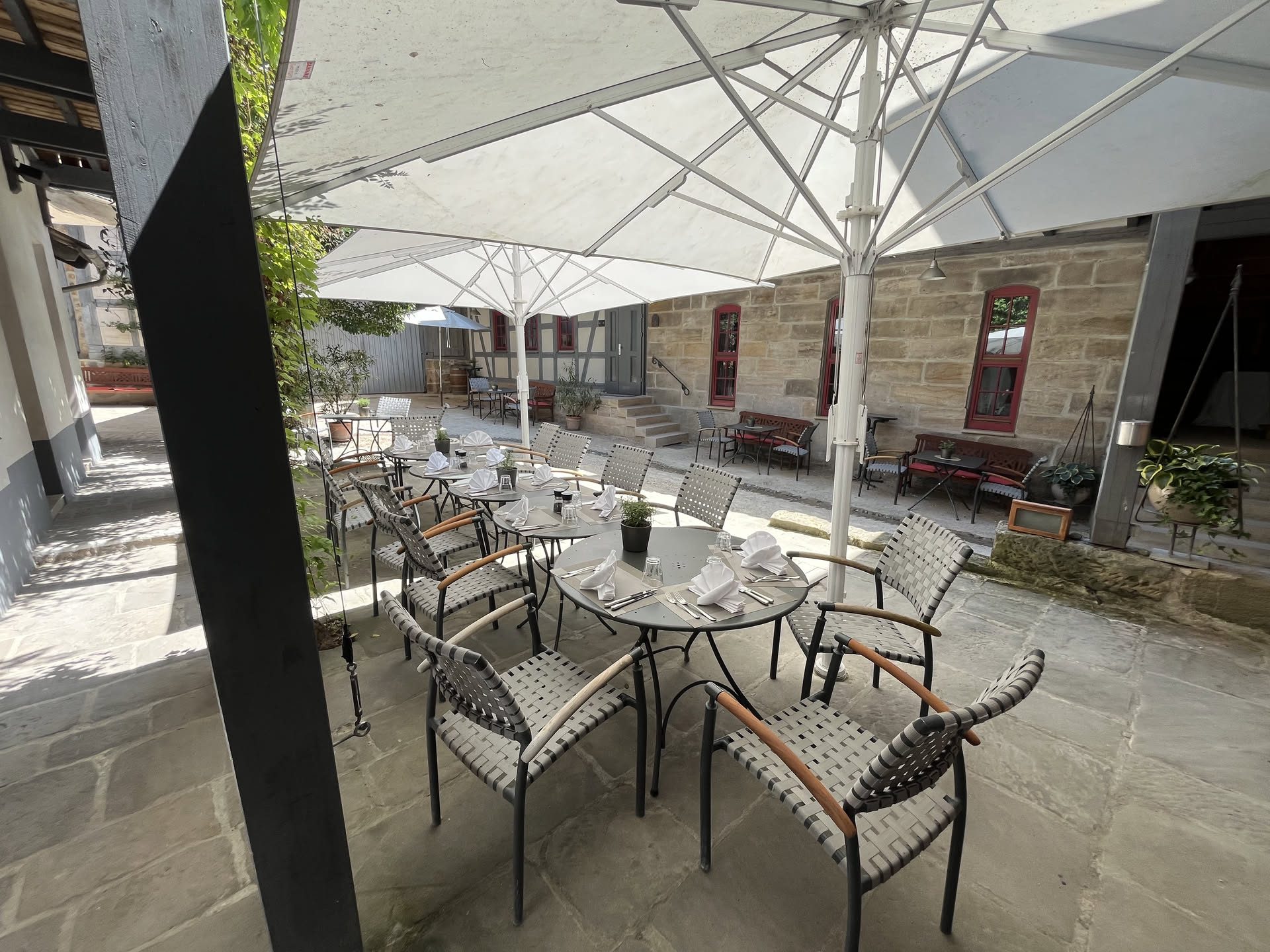 Innenhof und Terrasse im Pörtnerhof Seßlach – mediterrane Küche bei Coburg