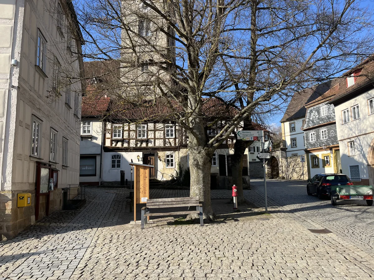 Marktplatz von Seßlach mit Fachwerkhäusern – Altstadt bei Coburg
