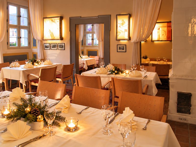 Weihnachtlich gedeckte Tische im Restaurant des Pörtnerhof Seßlach